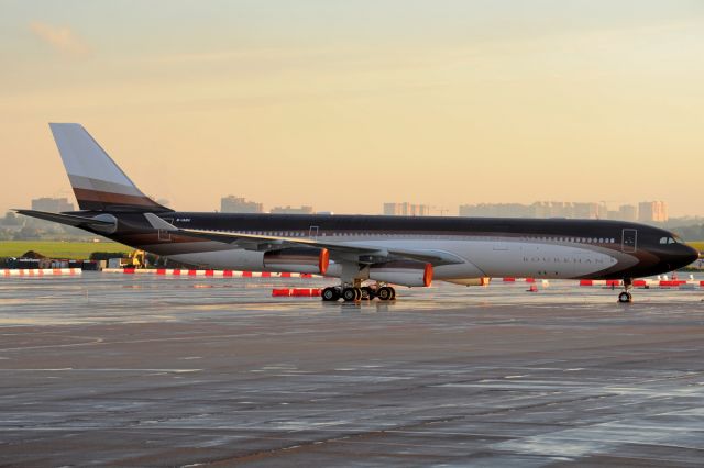 Airbus A340-300 (M-IABU)