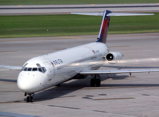 McDonnell Douglas DC-9-50 (N677MC) - Pulling into gate at MSP on 07/31/2011