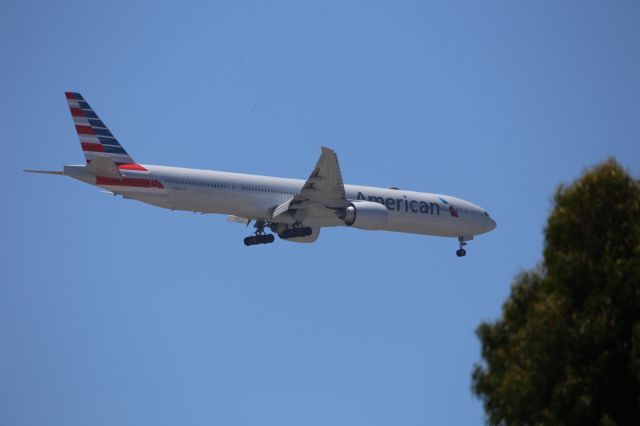 BOEING 777-300ER (N725AN)