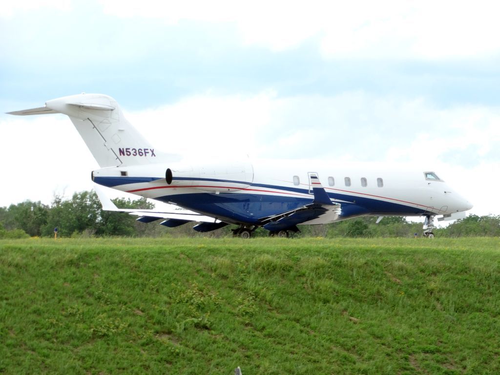 Bombardier Challenger 300 (N536FX)