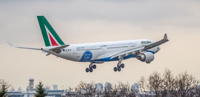 Airbus A330-200 (EI-EJG) - Runway in sight : Alitalia A332 EI-EJG "Calabria" first visit Toronto in 2015