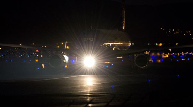 Airbus A320 (N454UA) - The pilot of this UA A320 can be seen performing final preflight activities as this Denver-bound departure taxies to Reno-Tahoe Internationals runway 16R.