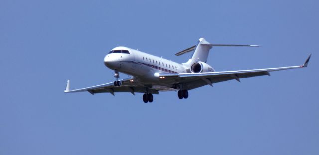 Bombardier Global 5000 (N125QS) - About to touch down is this 2023 Bombardier Global 5500 in the Spring of 2024.