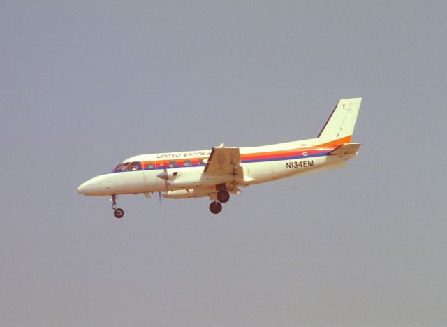 Piper Cherokee (N134EM) - Final Approach to KLAX Intl Airport on 1989/08/31