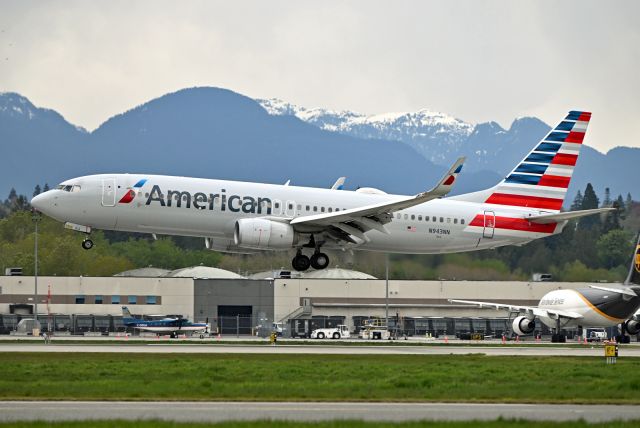 Boeing 737-800 (N943NN)