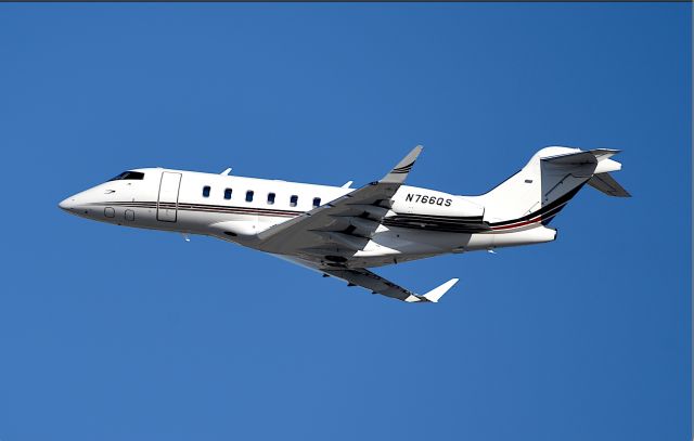 Bombardier Challenger 300 (N766QS)