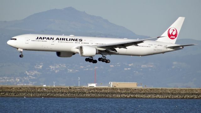 BOEING 777-300ER (JA743J) - 20150306-164212.jpgbr /JA743J, 5.4 Yearsbr /Japan Airlinesbr /Boeing 777-300ER (twin-jet) (B77W)br /landing at ksfo in Mar 6, 2015.