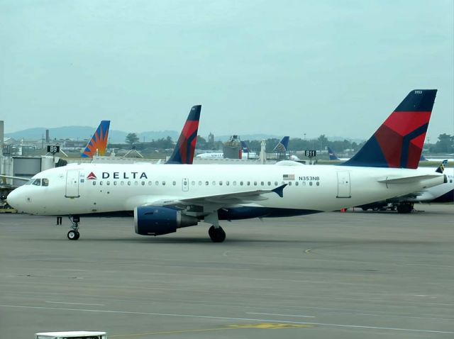 Airbus A319 (N353NB)