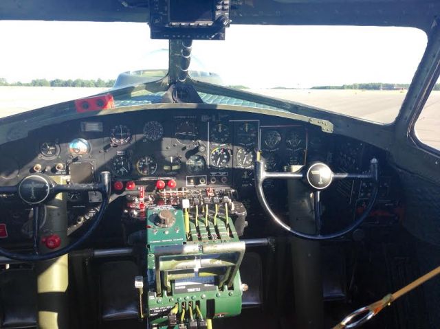 Boeing B-17 Flying Fortress (N9323Z) - B-17 cockpit