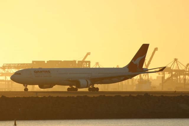 Airbus A330-200 (VH-QPH)