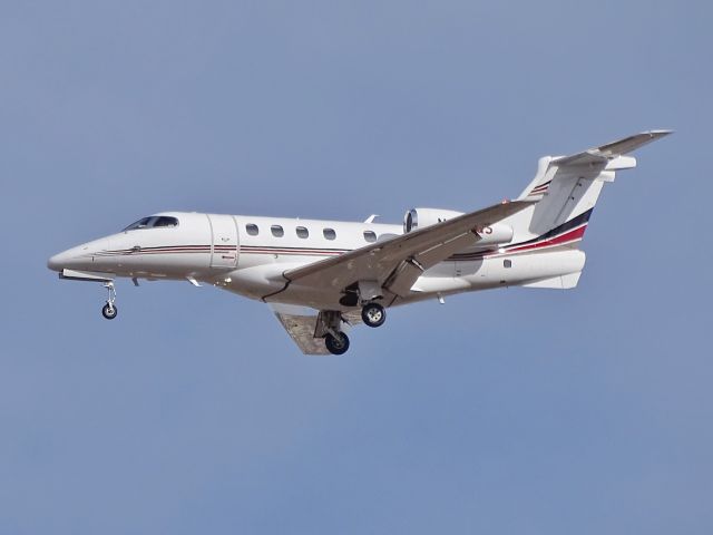 Embraer Phenom 300 (N426QS)