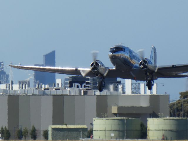 Douglas DC-3 (VH-OVM)