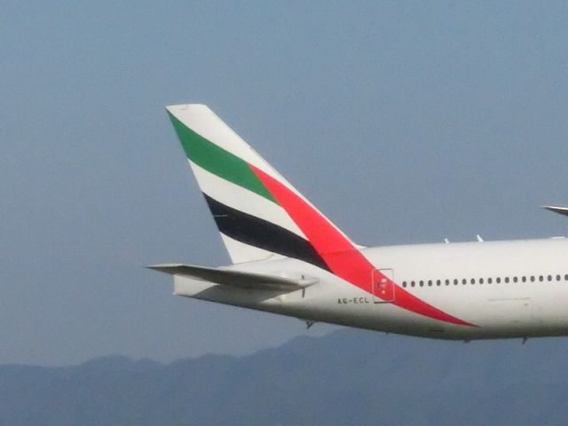 Boeing 777-200 (A6-ECL) - 綺麗な尾翼。