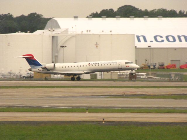 Canadair Regional Jet CRJ-700 (N744EV)