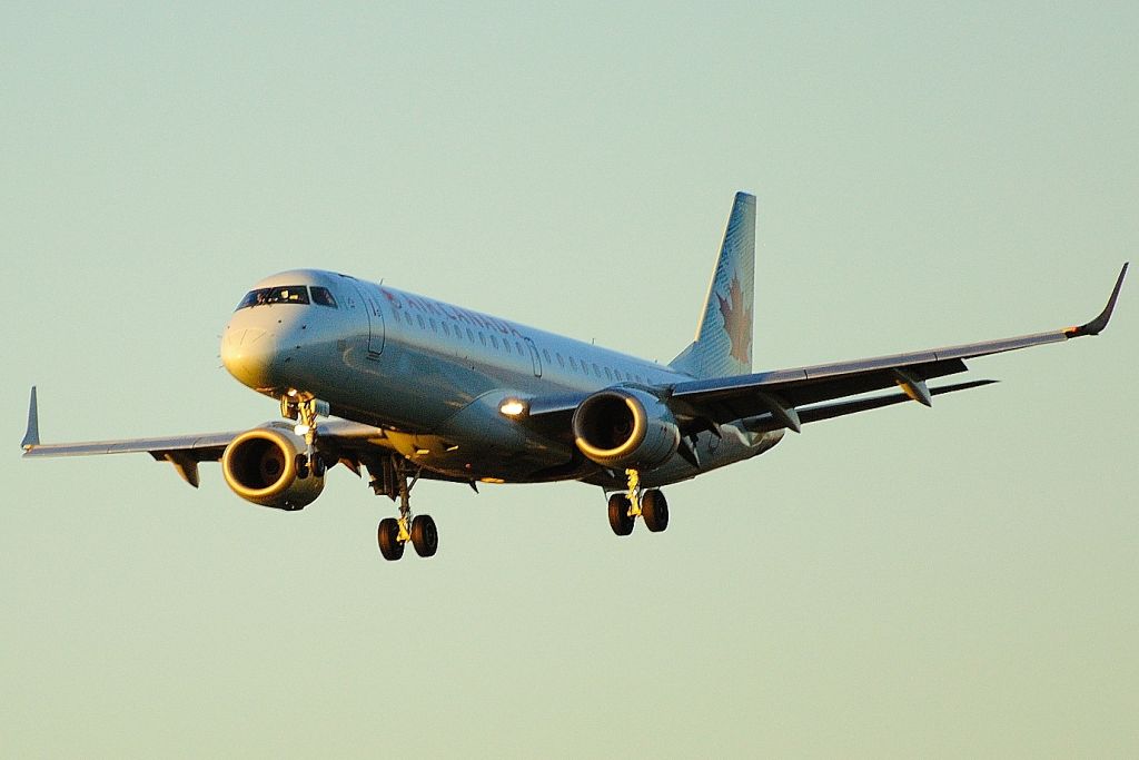 Embraer ERJ-190 (C-FFYM)