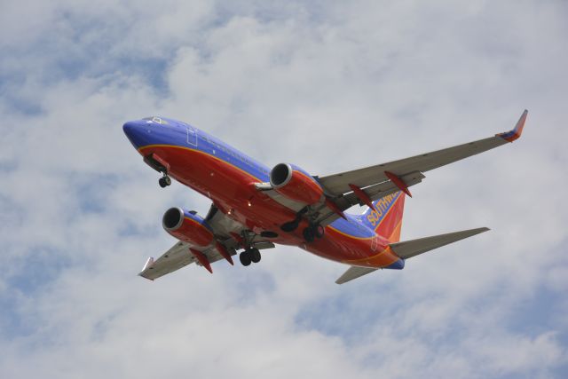 Boeing 737-700 — - On final KLAS 26L