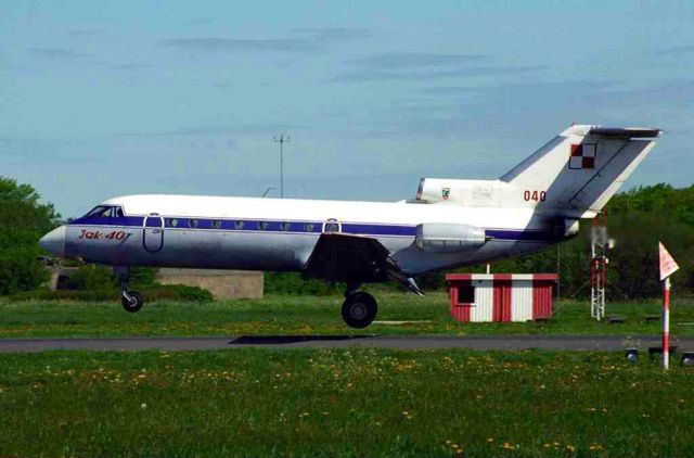 YAKOVLEV Yak-40 (040)