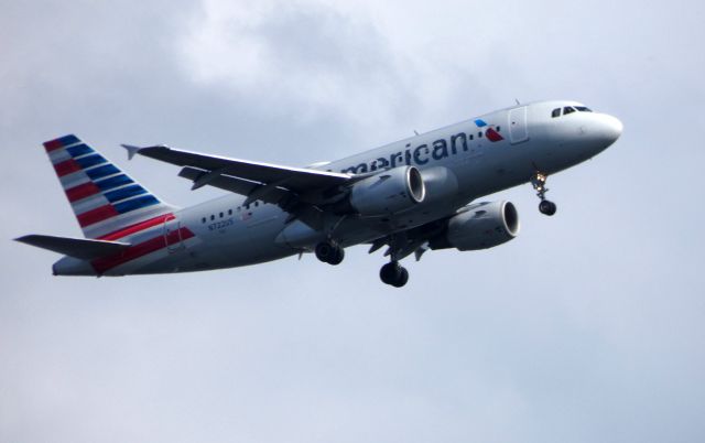 Airbus A319 (N722US) - On final is this American Airlines Airbus A319 in the Summer of 2018.