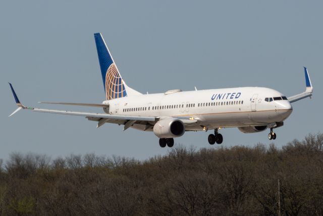 Boeing 737-900 (N68822) - United 427 is fighting some crosswind inbound into Des Moines' Runway 13 arriving 16 minutes early from Denver having been assists with a tailwind. Photo taken May 7, 2022 at 3:48 PM CDT with Nikon D3200 at 220mm.