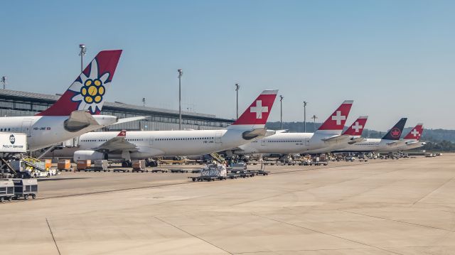 Airbus A340-300 (HB-JMF)