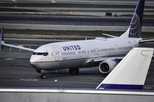 Boeing 737-700 (N68805) - United 737 pulling into gate 64 at Terminal 3.