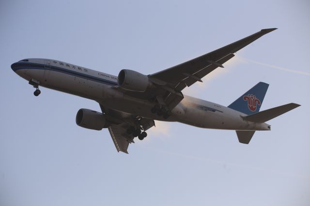 BOEING 777-200LR (B-2072)