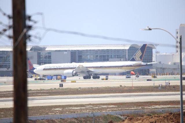 BOEING 777-300ER (9V-SWT)