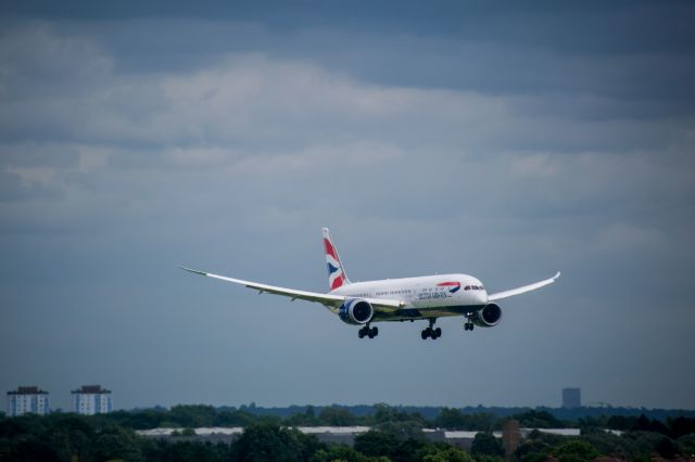 Boeing 787-9 Dreamliner (G-ZBKH) - British Airways Boeing 787-900 G-ZBKH landing on 27L at London Heathrow LHR.