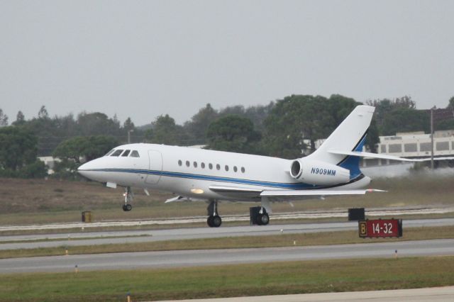 Dassault Falcon 20 (N909MM) - Dassualt Falcon 2000EX (N909MM) departs Sarasota-Bradenton International Airport