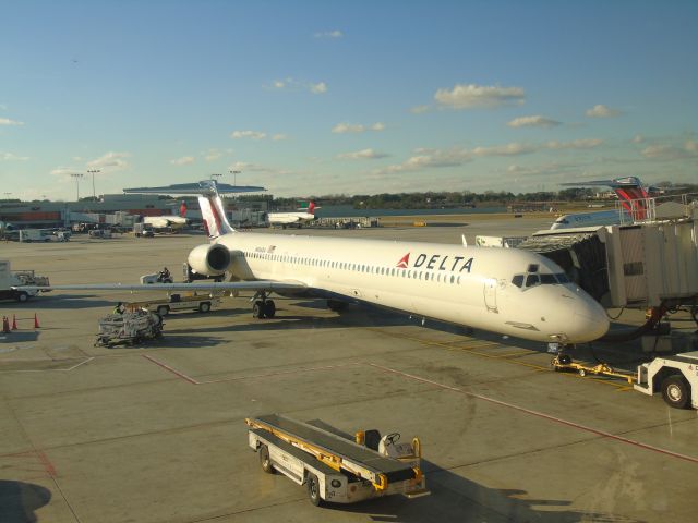 McDonnell Douglas MD-90 (N906DA)