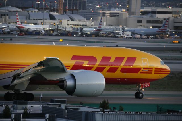 BOEING 777-200LR (N775CK)