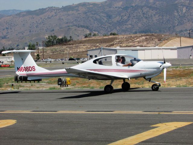 Diamond Star (N608DS) - Taxiing to RWY 26L