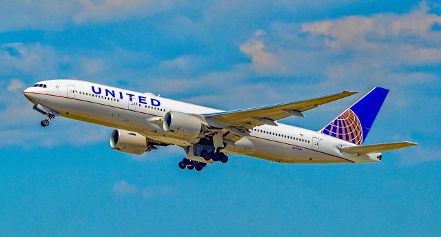 Boeing 777-200 (N774UA) - N774UA United Airlines Boeing 777-222 s/n 26936 - Los Angeles International Airport (IATA: LAX, ICAO: KLAX, FAA LID: LAX)br /Photo: TDelCorobr /September 2, 2017