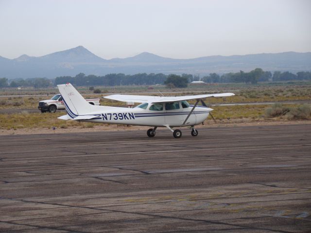 Cessna Skyhawk (N739KN) - 1978 Cessna 172N currently leased by Western Wings Flight School in Cedar City, UT. Taxiing to runway 20.