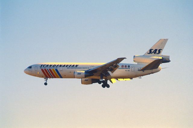 McDonnell Douglas DC-10 (SE-DFE) - Final Approach to Narita Intl Airport Rwy34 on 1989/02/05