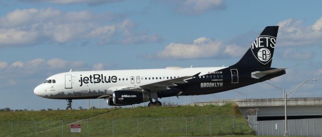 Airbus A320 (N633JB) - 10/08/22 taxiing in on Juliet from Rwy 35R