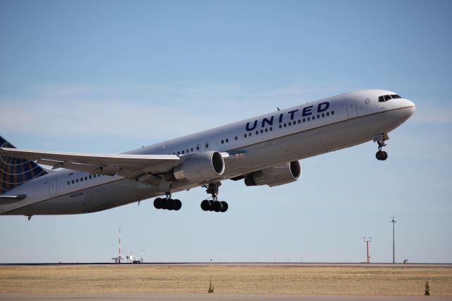 BOEING 767-300 (N665UA)