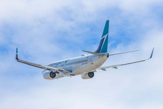 Boeing 737-800 (C-GJLS) - A WestJet 737-800 taking off from PHX on 2/11/23 during the Super Bowl rush. Taken with a Canon R7 and Canon EF 100-400 II L lens.