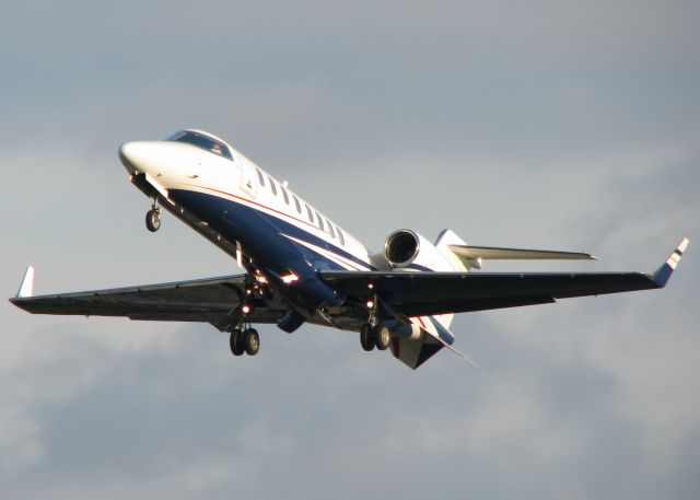 Learjet 45 (N435FX) - Taking off from 32 at Downtown Shreveport.