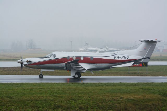 Pilatus PC-12 (PH-PNG) - Taxying to H-18 in CYHU. 13-11-2018