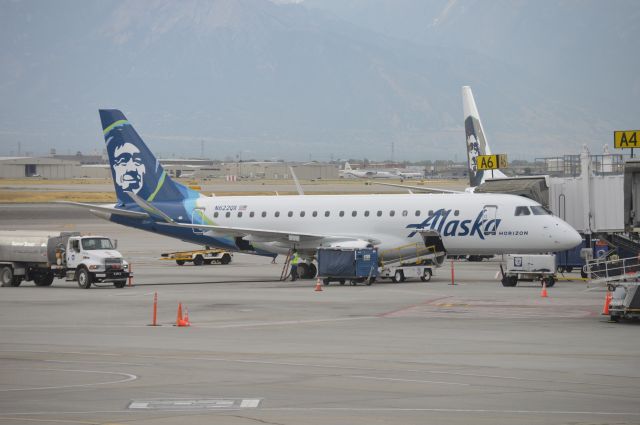 Embraer 175 (N622QX) - Parked at A6 after arriving from Portland (KPDX/PDX) as QXE2778. Getting ready to turn around as QXE2779 back to Portland.