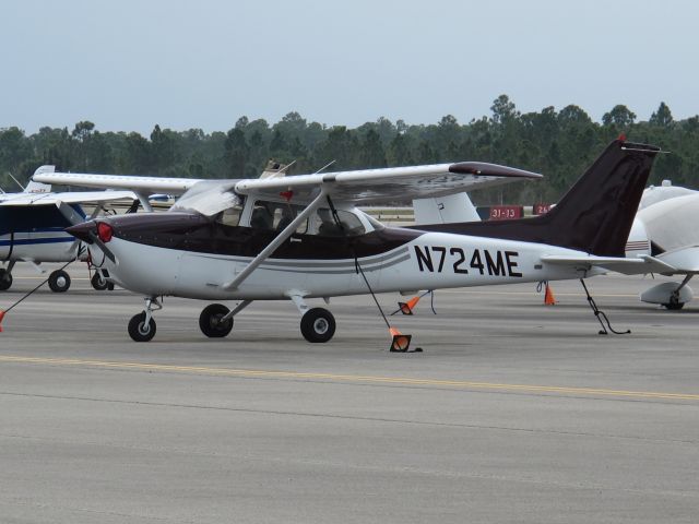 Cessna Skyhawk (N724ME) - The trusted Skyhawk. Nice paint job.