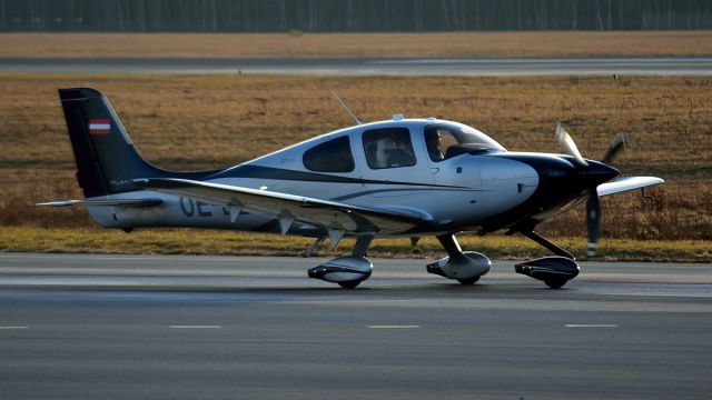 Cirrus SR-22 (OE-DES)