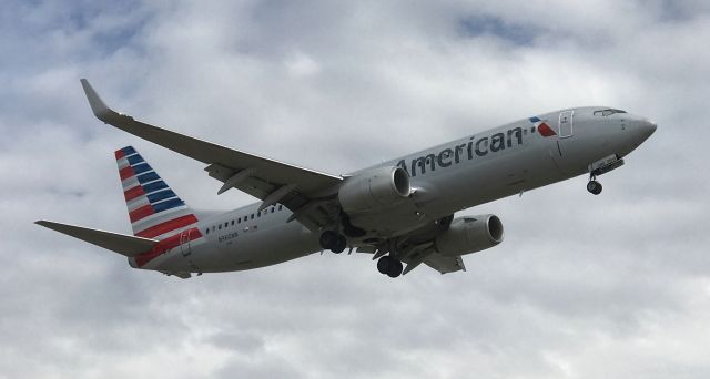 Boeing 737-800 (N960NN) - Taken from the fence near Founders Plaza.  A great place to spot planes.  