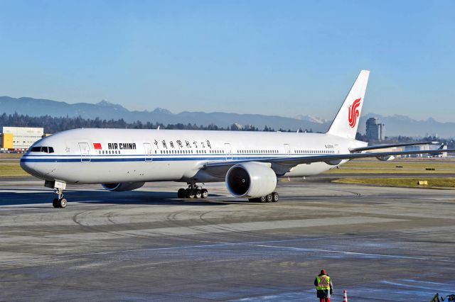 BOEING 777-300ER (B-2085)