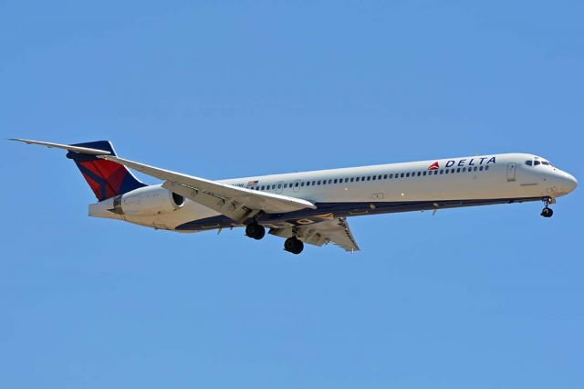 McDonnell Douglas MD-90 (N926DH) - Delta McDonnell-Douglas MD-90-30 N926DH at Phoenix Sky Harbor on July 25, 2018. 