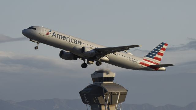 Airbus A321 (N190UW) - Departing LAX on 25R