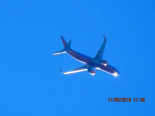 Boeing 737-800 (N8614M)