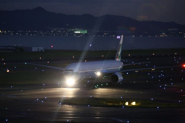 BOEING 777-300 (B-HNI)