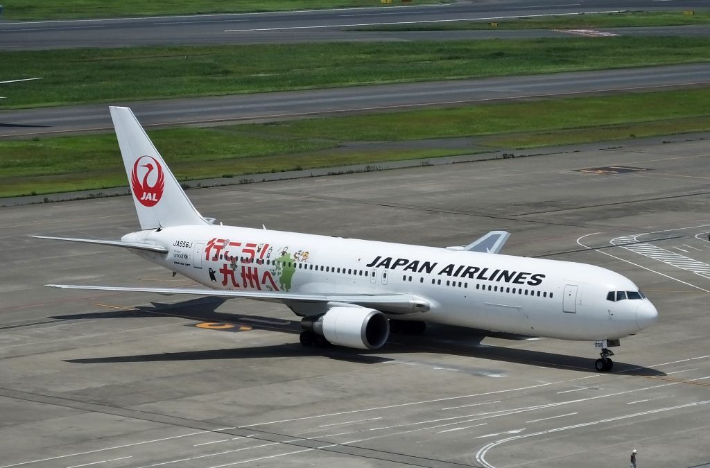 BOEING 767-300 (JA656J) - Taxing at HND (2017/07/03)